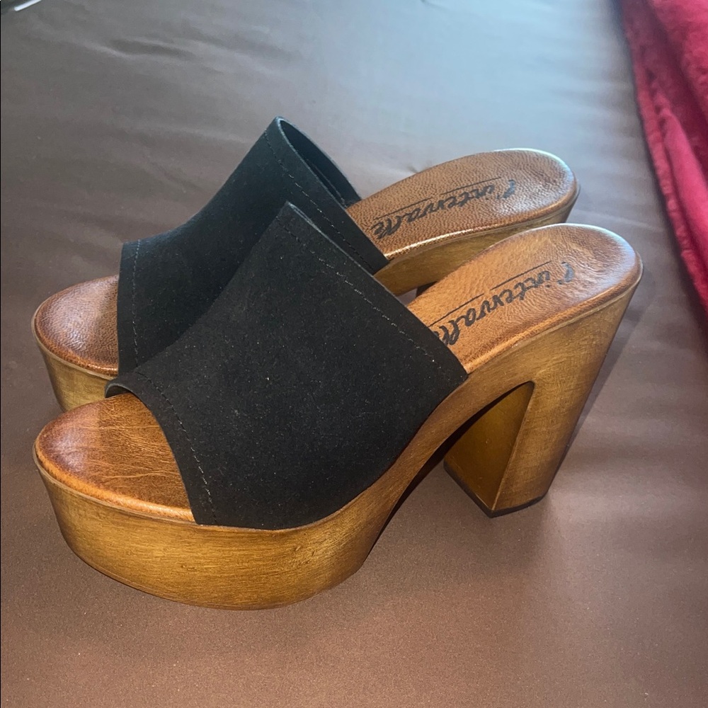 L'INTERVALLE Black and Tan Platform Mules